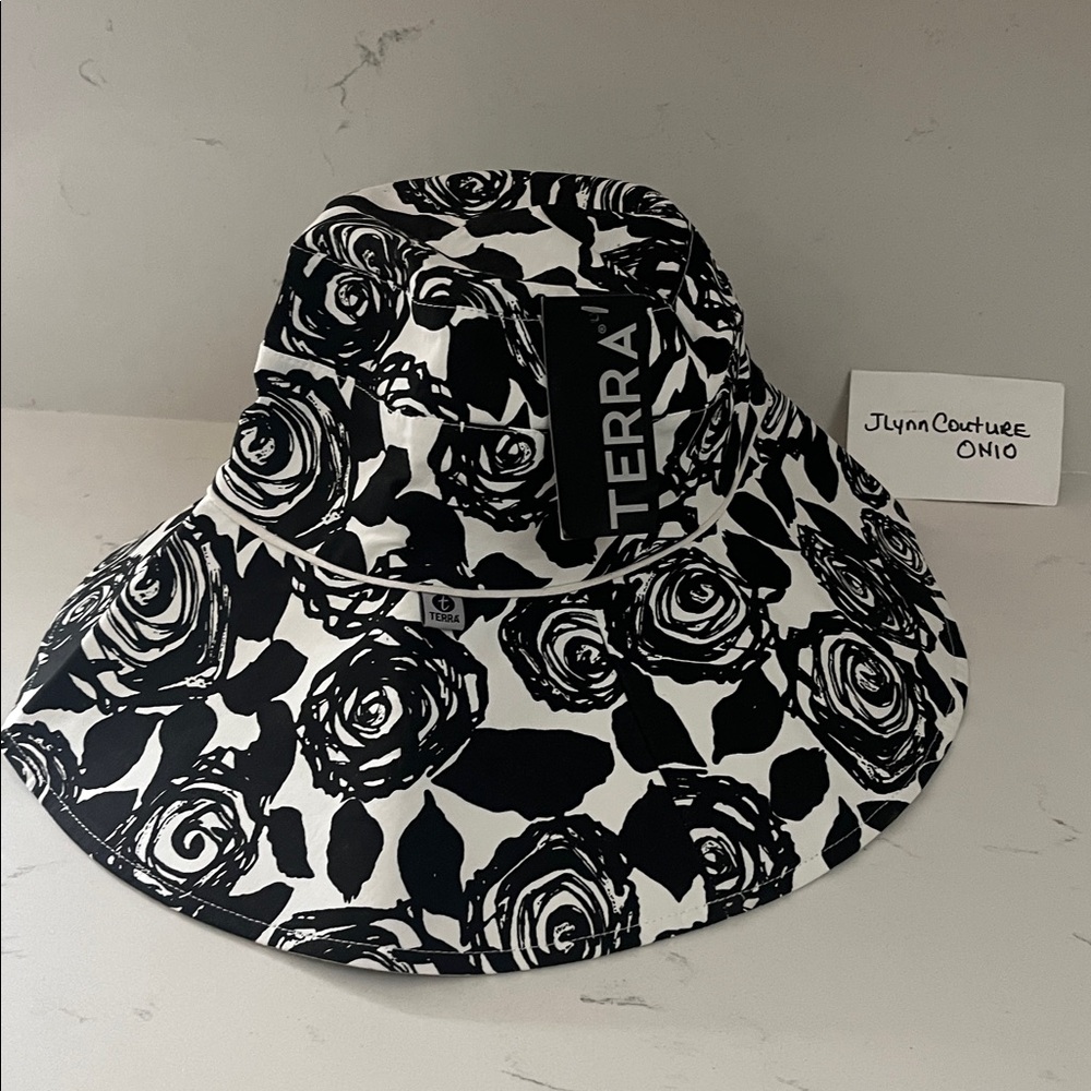 New Terra Women's Elegant Black and White Rose Hat new w tags! Stunning fashion